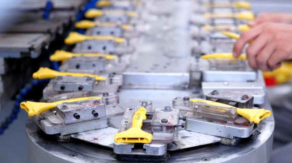 Pièce plastique surmoulée sur insert métallique