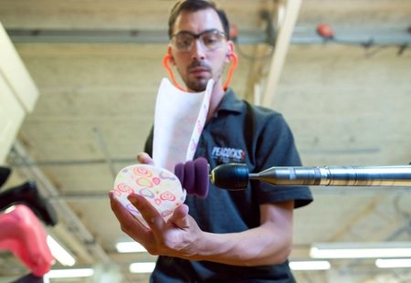 Ébavurage et reprise de pièces plastiques en atelier