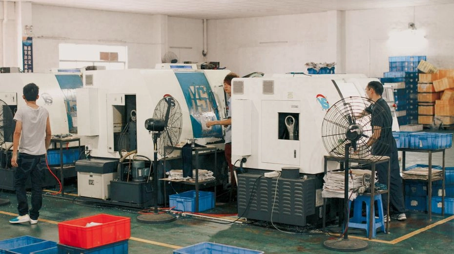 Presse à injecter ROMER en production dans l'atelier de Pradines